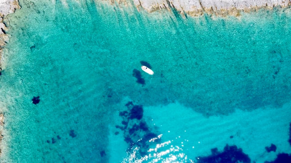 Photo de notre bateau prise du drone en Croatie