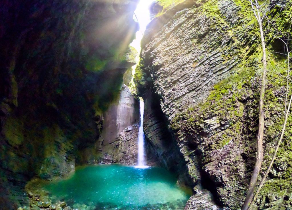 La cascade Kozjak dans toute sa splendeur avec les rayons du soleil, une merveille